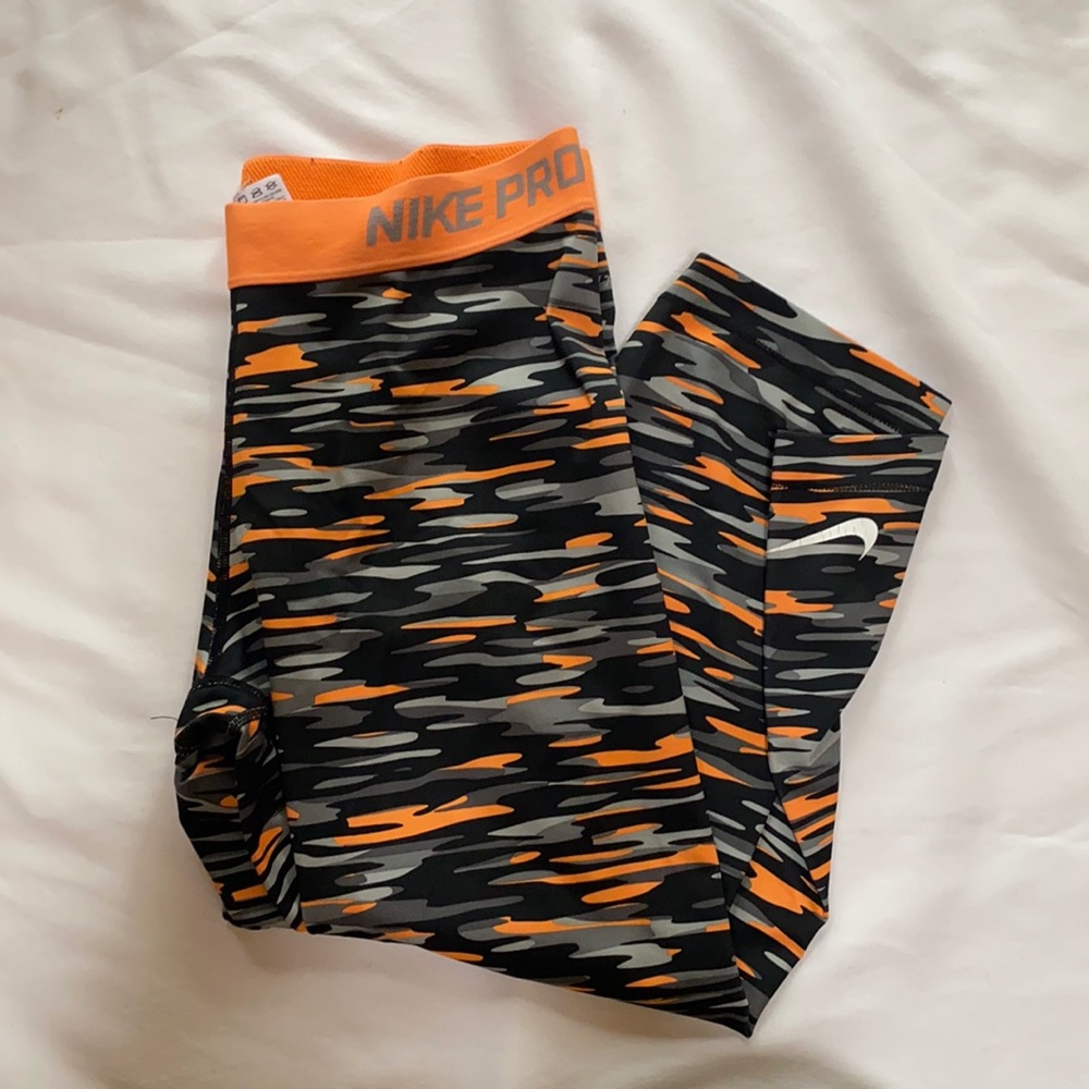 Nike pros capri size large
